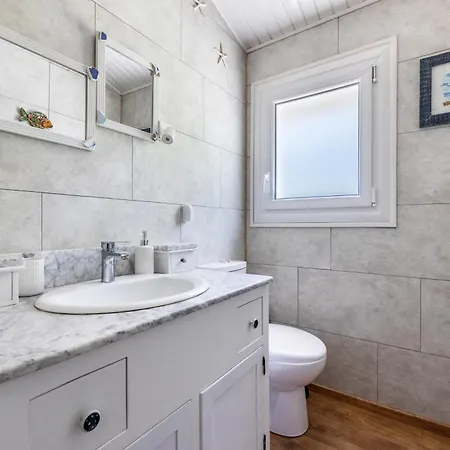 בית נופש Maison Maviela, 800 M Ocean, *