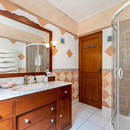 Maison Maviela, 800 M Ocean, *